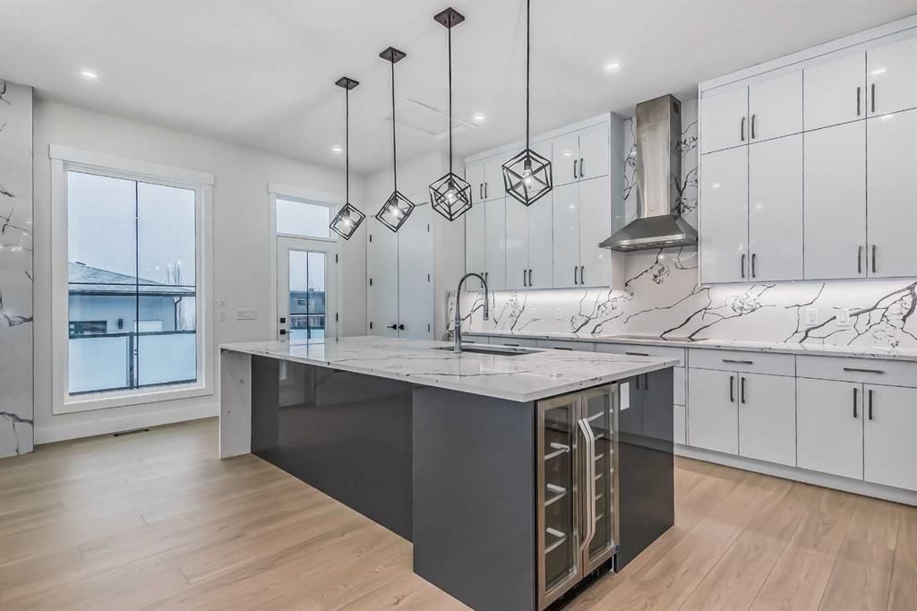 528 30 Avenue NE, Calgary — photo 3 of 37