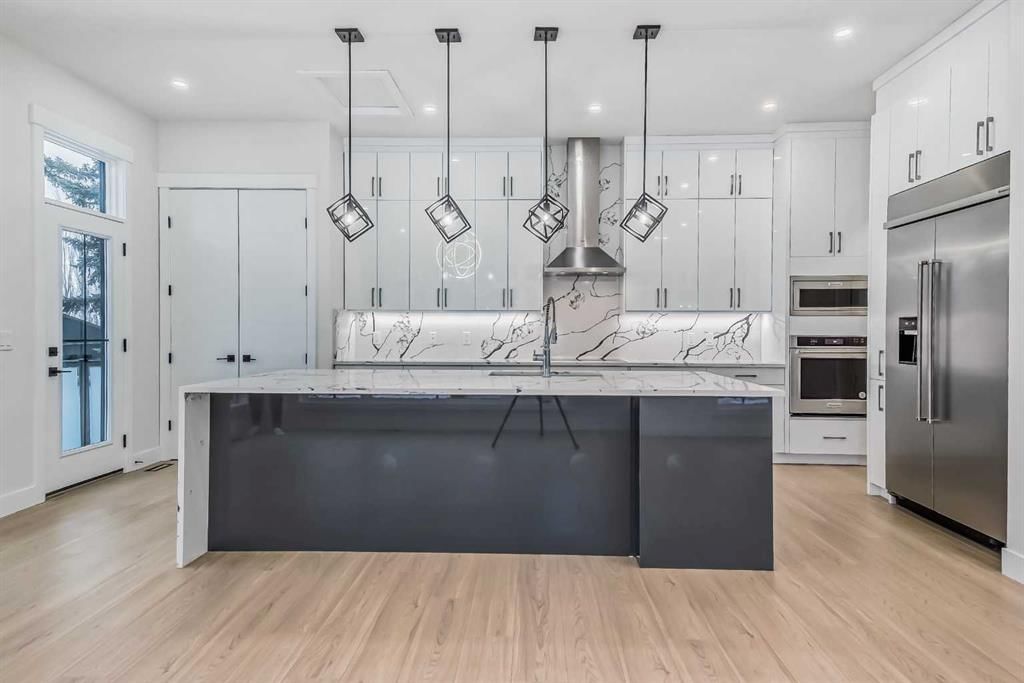 528 30 Avenue NE, Calgary — photo 4 of 37
