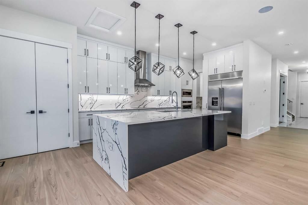 528 30 Avenue NE, Calgary — photo 5 of 37