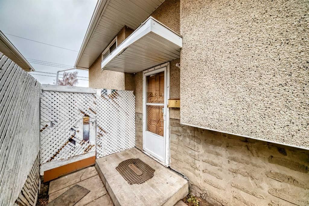 1427 43 Street NE, Calgary — photo 3 of 33
