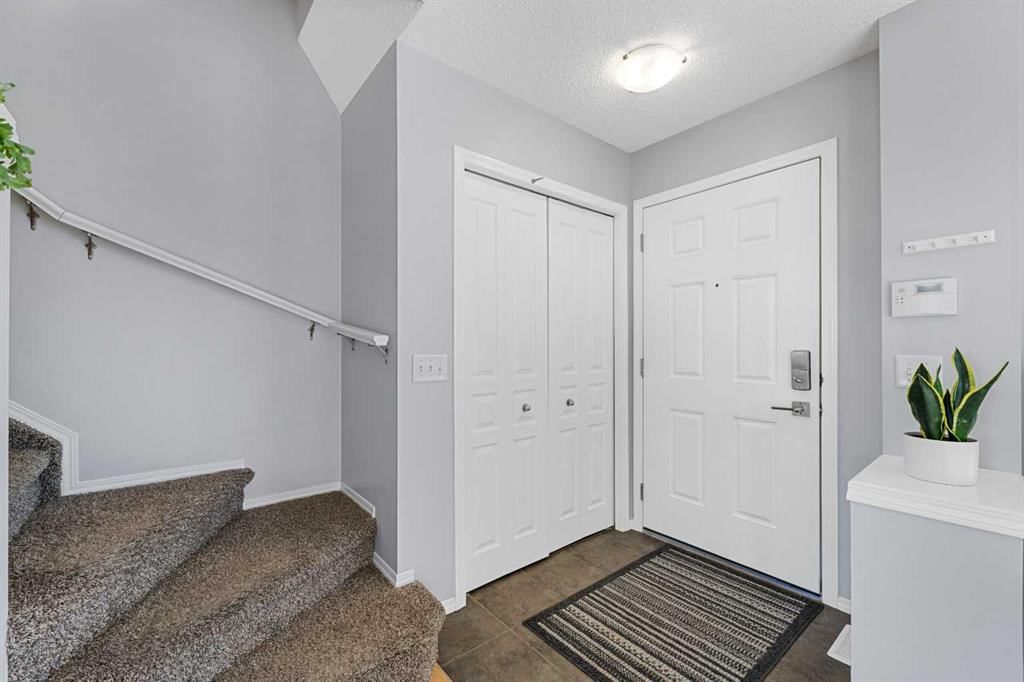 208 Elgin Meadows View SE, Calgary — photo 4 of 44