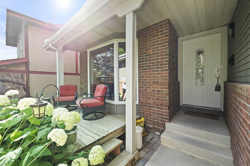 100 Hawkfield Crescent NW, Calgary — photo 4 of 39