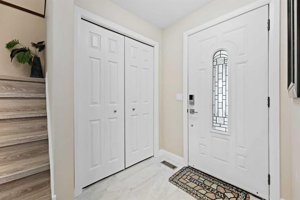 100 Hawkfield Crescent NW, Calgary — photo 5 of 39