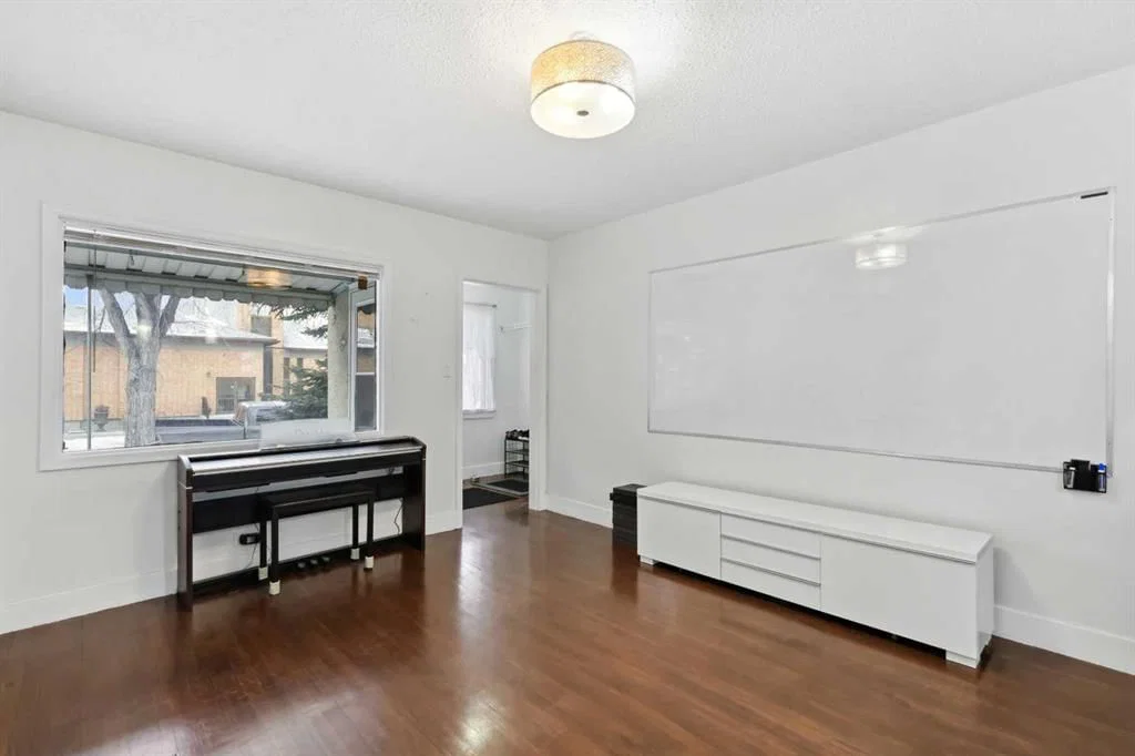 230 8A Street NE, Calgary — photo 5 of 29