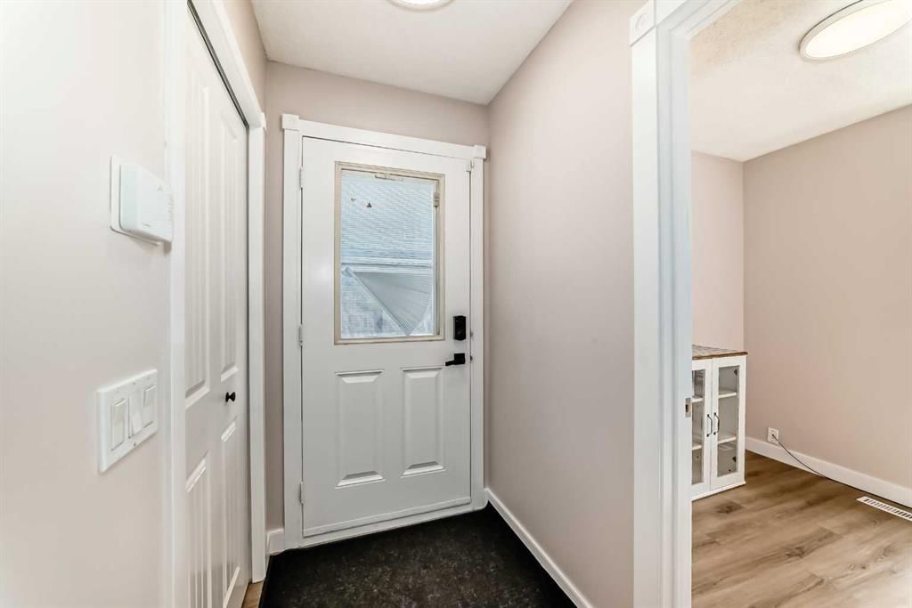 120 Pineset Place NE, Calgary — photo 4 of 39