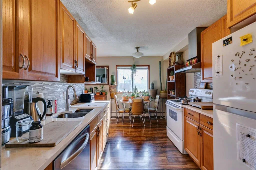 810 Drury Avenue NE, Calgary — photo 5 of 32