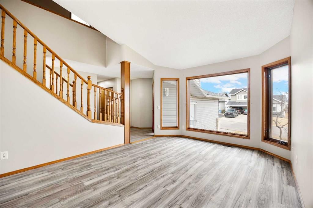 650 Sandringham Place NW, Calgary — photo 3 of 40