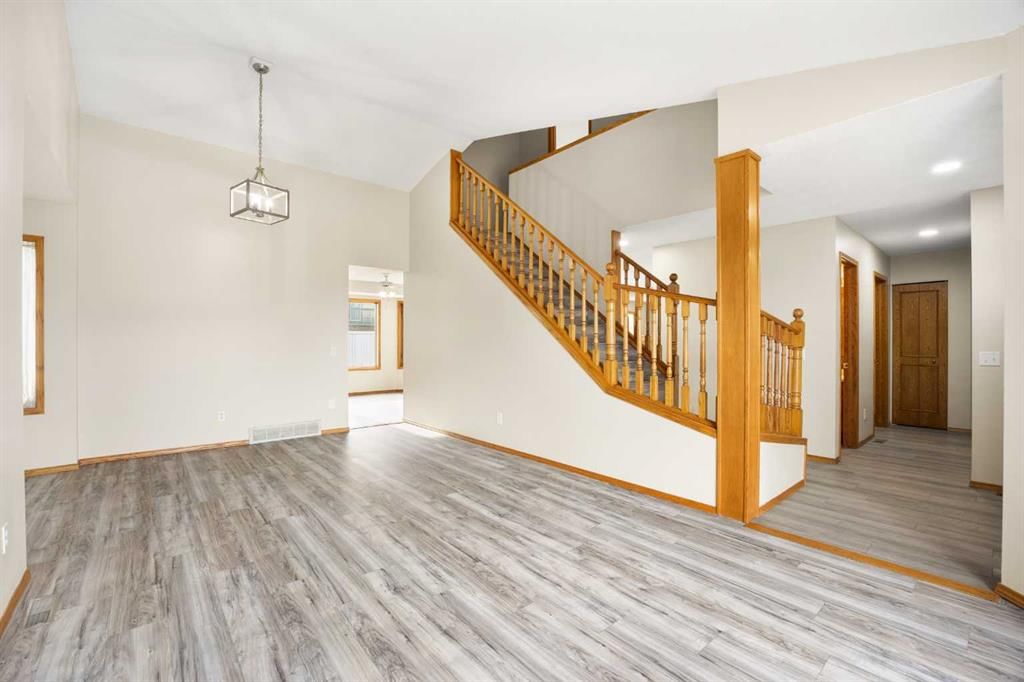 650 Sandringham Place NW, Calgary — photo 4 of 40