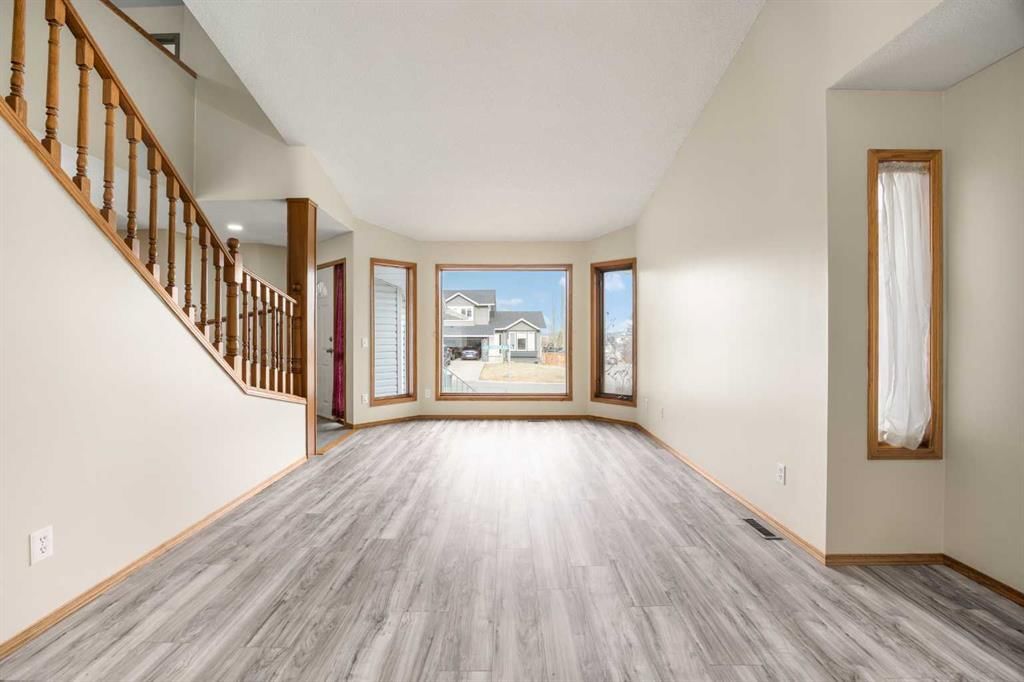 650 Sandringham Place NW, Calgary — photo 5 of 40