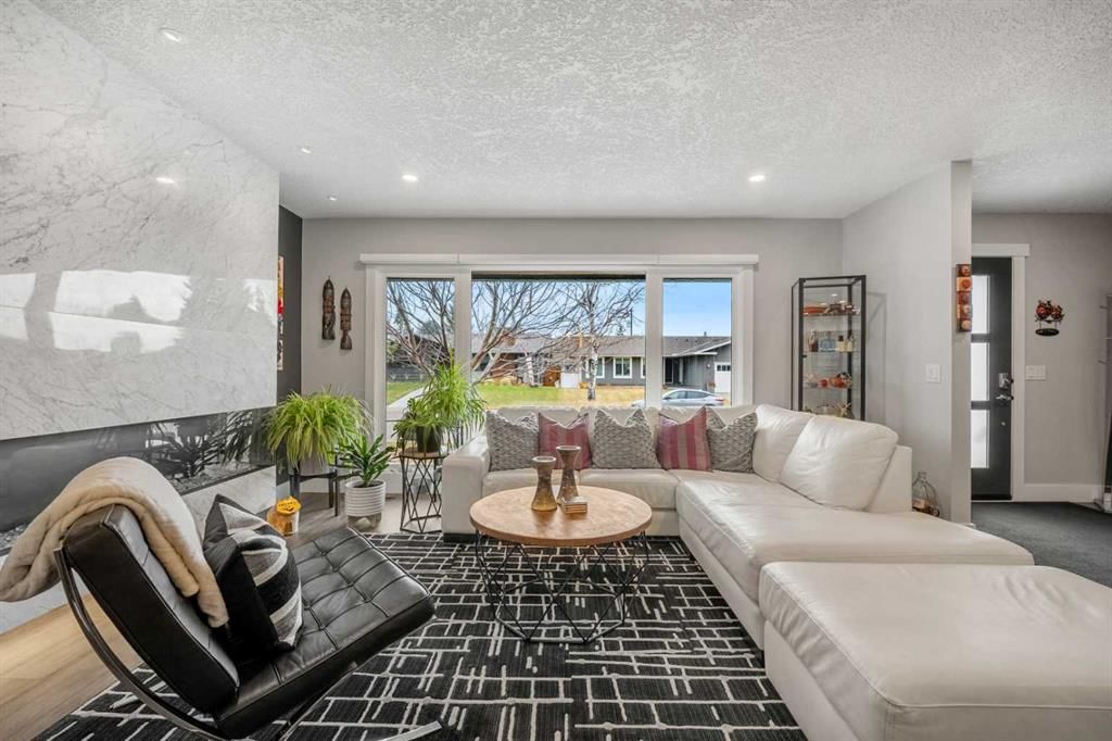 348 Parkwood Close SE, Calgary — photo 3 of 50