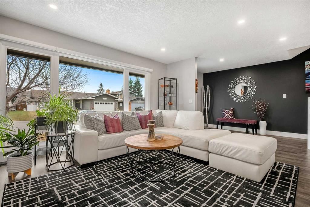 348 Parkwood Close SE, Calgary — photo 4 of 50