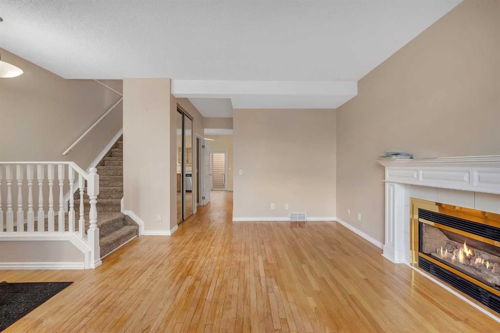 39 Anaheim Court NE, Calgary — photo 4 of 26