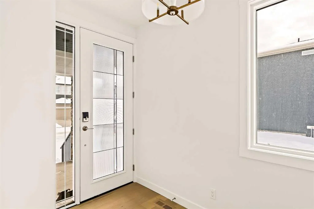 529 Lucas Way NW, Calgary — photo 3 of 50