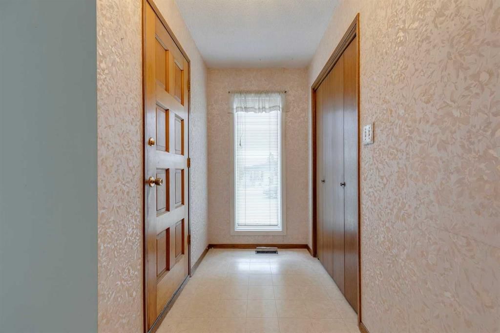 6320 Rundlehorn Drive NE, Calgary — photo 4 of 29