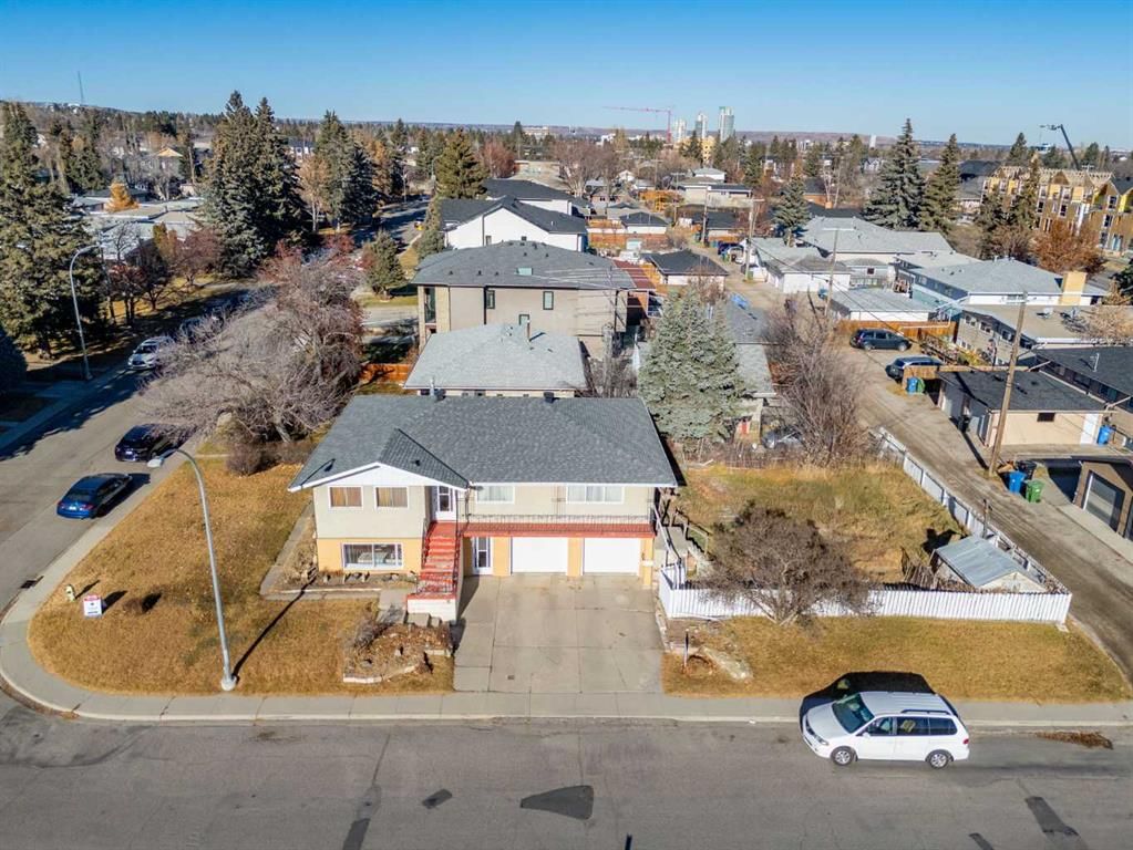 3812 33 Avenue SW, Calgary — main listing photo