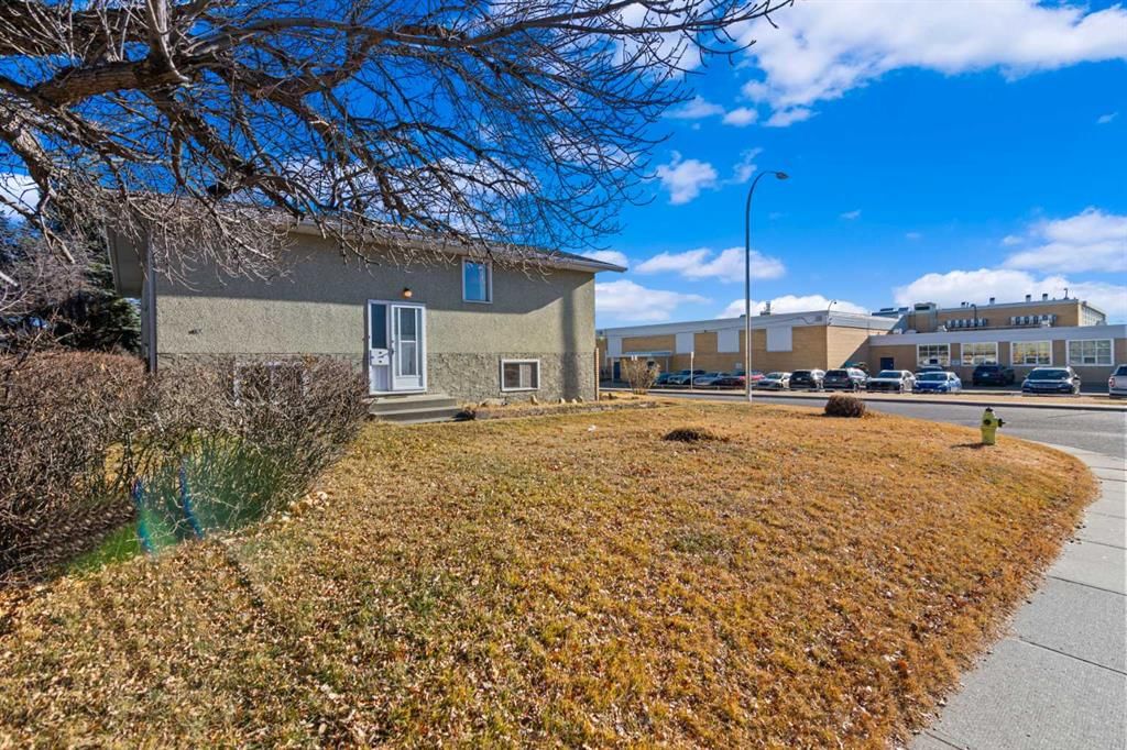 3812 33 Avenue SW, Calgary — photo 5 of 46