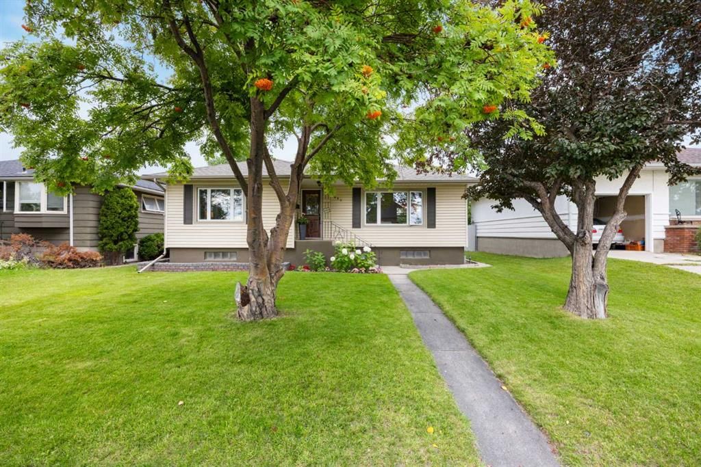 2452 Capitol Hill Crescent NW, Calgary — main listing photo