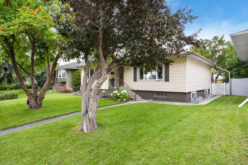2452 Capitol Hill Crescent NW, Calgary — photo 2 of 25