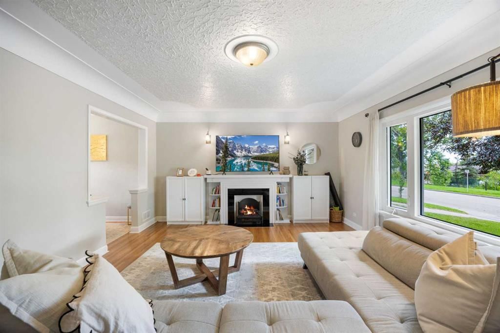 2452 Capitol Hill Crescent NW, Calgary — photo 3 of 25