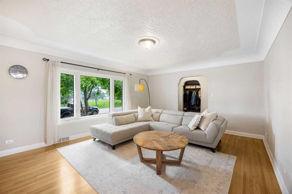 2452 Capitol Hill Crescent NW, Calgary — photo 4 of 25