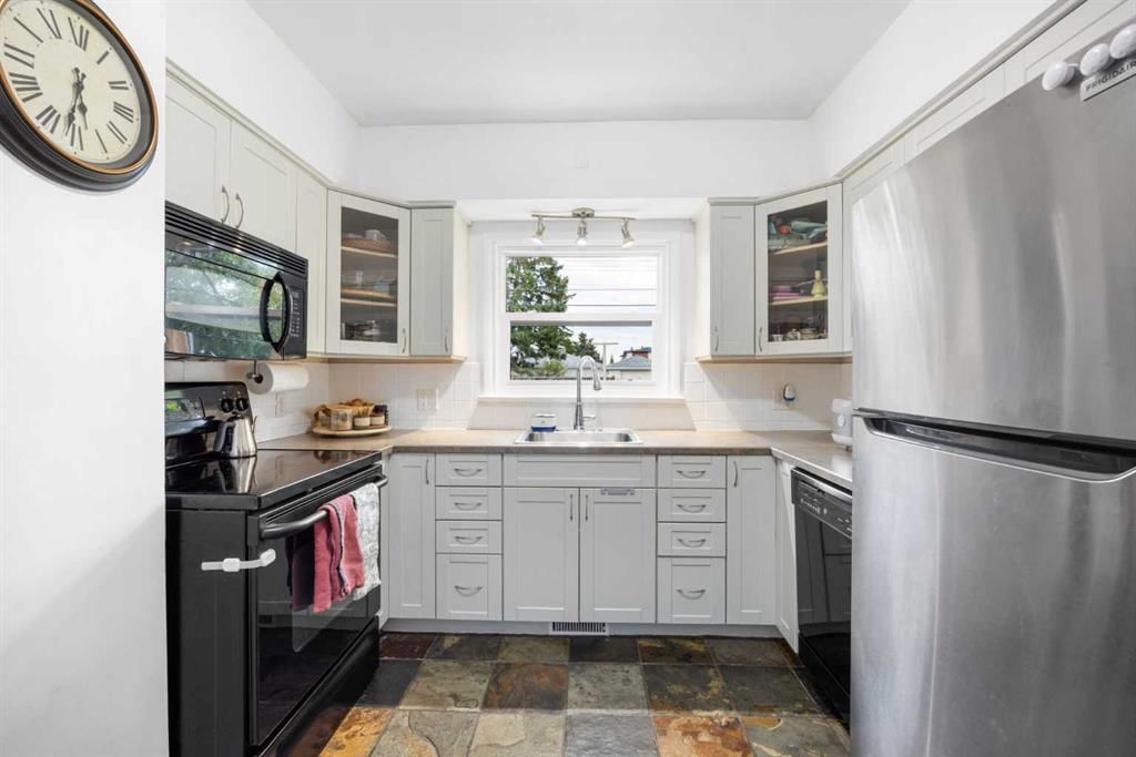 2452 Capitol Hill Crescent NW, Calgary — photo 5 of 25