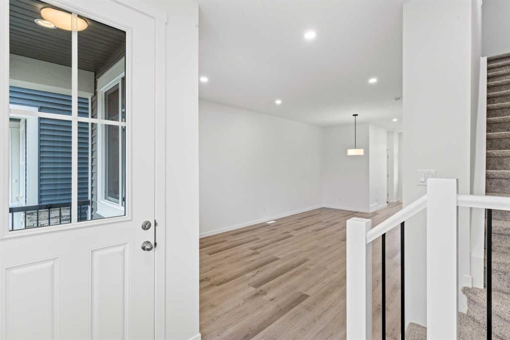918 Creekside Boulevard SW, Calgary — photo 2 of 33
