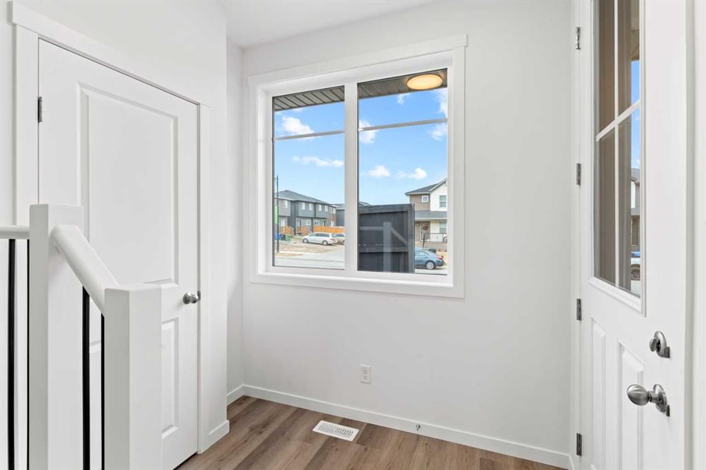 918 Creekside Boulevard SW, Calgary — photo 4 of 33
