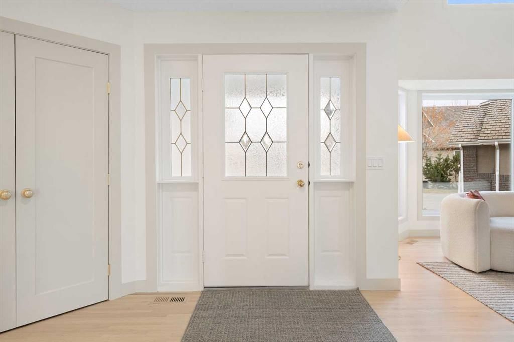 523 Woodbriar Place SW, Calgary — photo 3 of 50