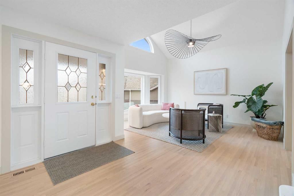 523 Woodbriar Place SW, Calgary — photo 4 of 50