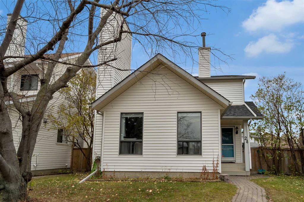 28 Woodglen Close SW, Calgary — photo 2 of 33