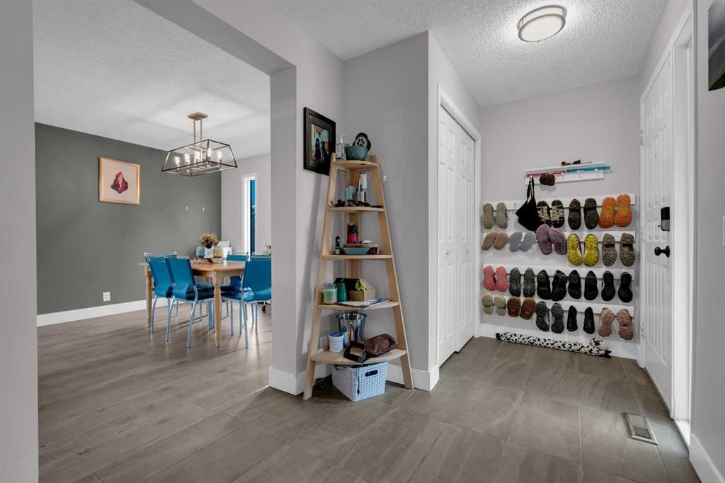 28 Woodglen Close SW, Calgary — photo 3 of 33
