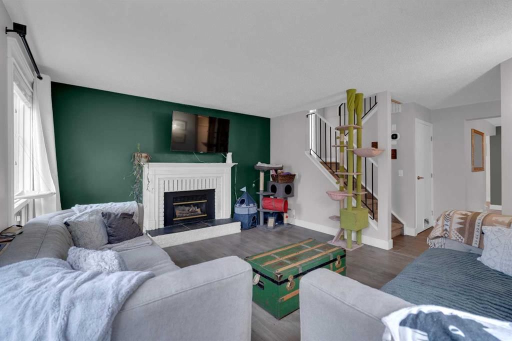 28 Woodglen Close SW, Calgary — photo 4 of 33