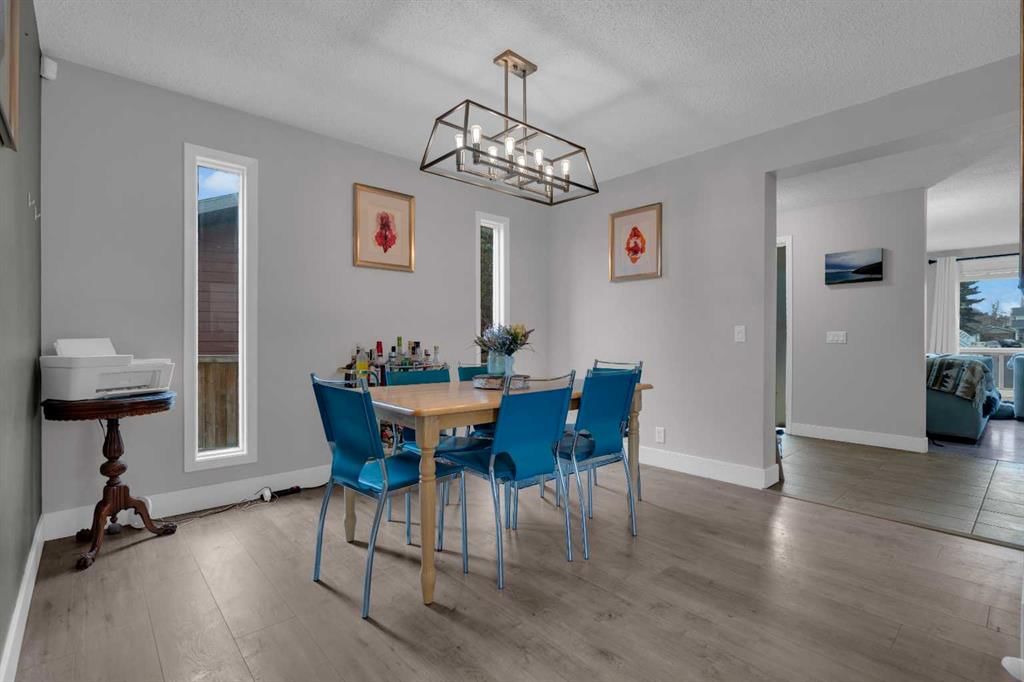 28 Woodglen Close SW, Calgary — photo 5 of 33