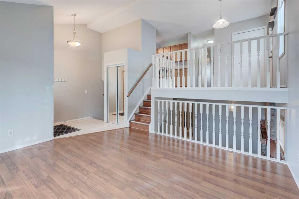 115 Shawglen Way SW, Calgary — photo 4 of 29