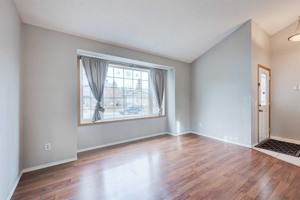 115 Shawglen Way SW, Calgary — photo 5 of 29