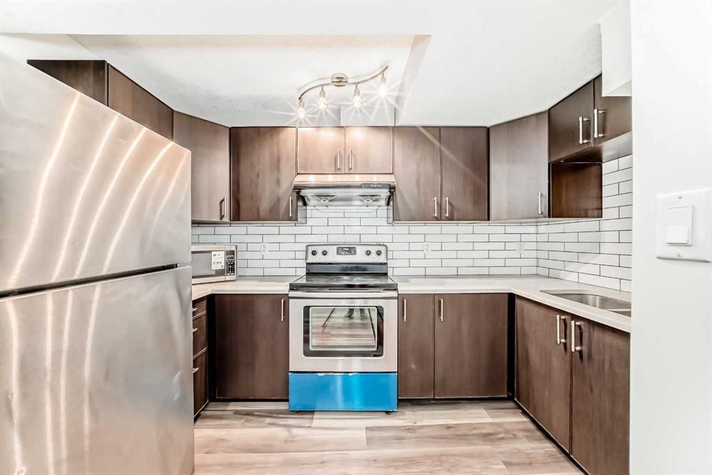 623 68 Avenue SW, Calgary — photo 3 of 46