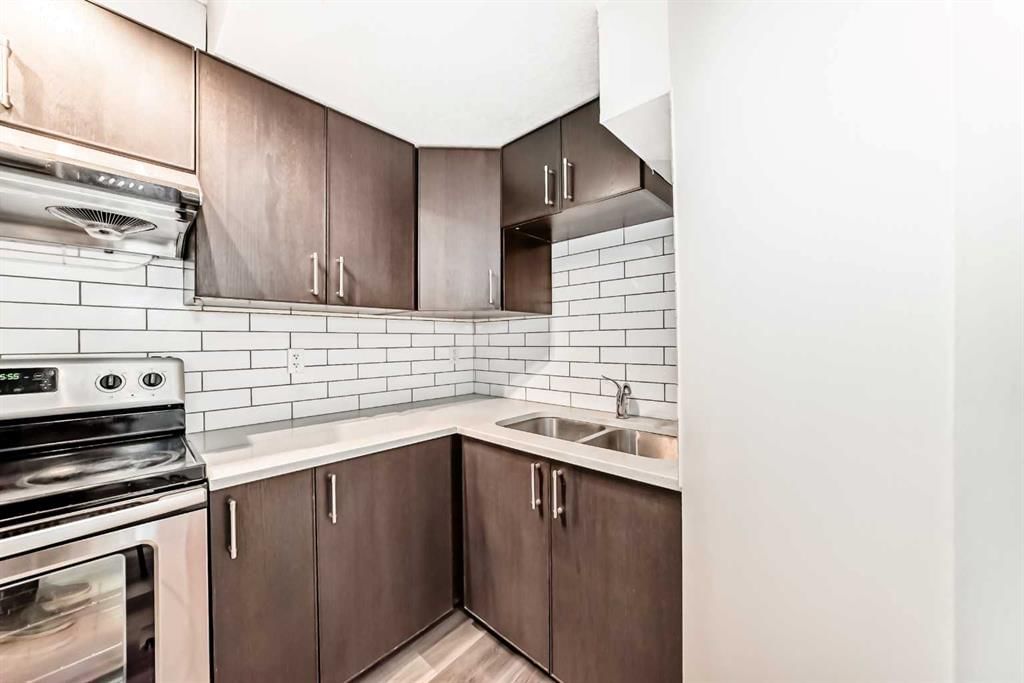 623 68 Avenue SW, Calgary — photo 4 of 46