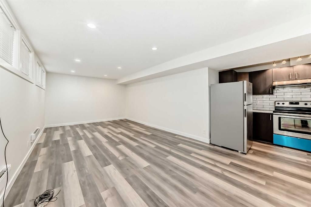 623 68 Avenue SW, Calgary — photo 5 of 46