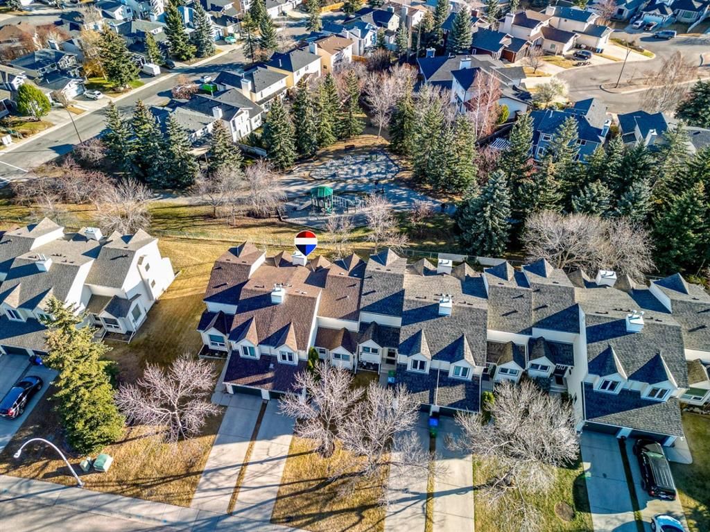 221 Sandringham Road NW, Calgary — photo 4 of 50
