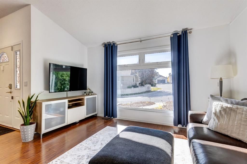 235 Strathearn Crescent SW, Calgary — photo 3 of 37