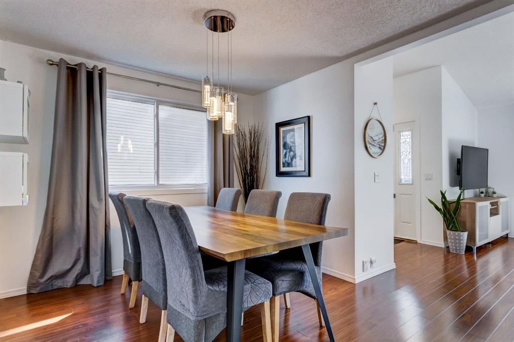 235 Strathearn Crescent SW, Calgary — photo 5 of 37