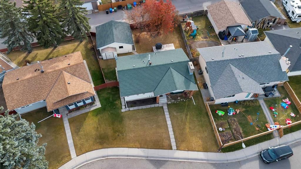 111 Pinetree Bay NE, Calgary — photo 2 of 41