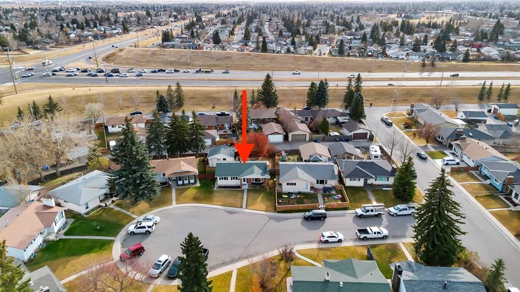111 Pinetree Bay NE, Calgary — photo 4 of 41
