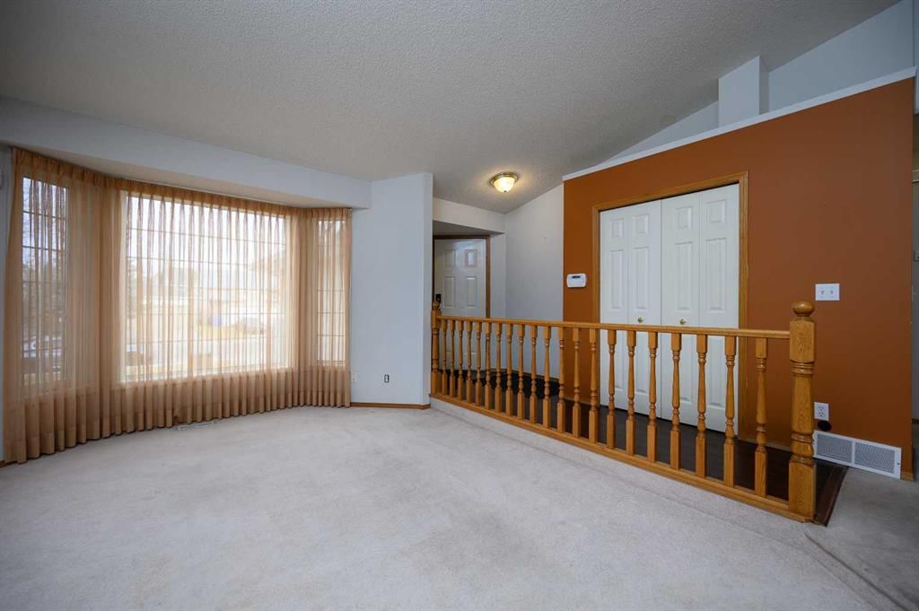 21 Citadel Drive NW, Calgary — photo 2 of 26