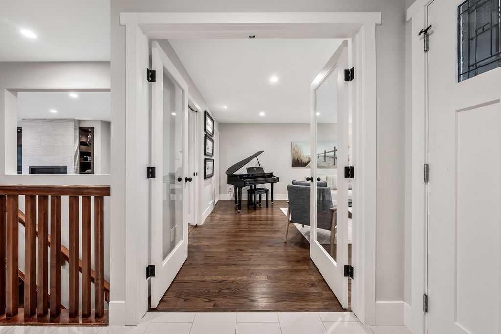 147 Oakside Place SW, Calgary — photo 4 of 50