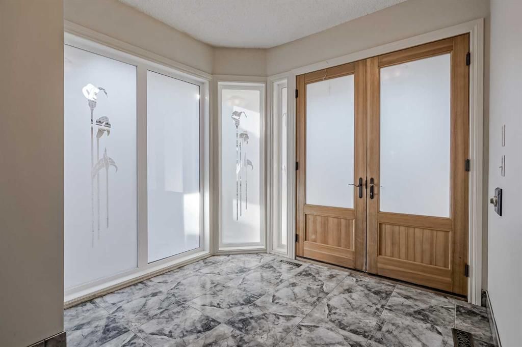127 Canterbury Court SW, Calgary — photo 3 of 50