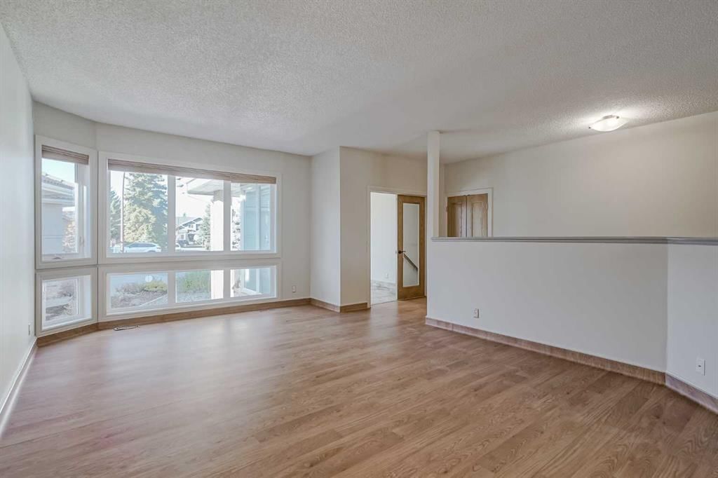 127 Canterbury Court SW, Calgary — photo 4 of 50