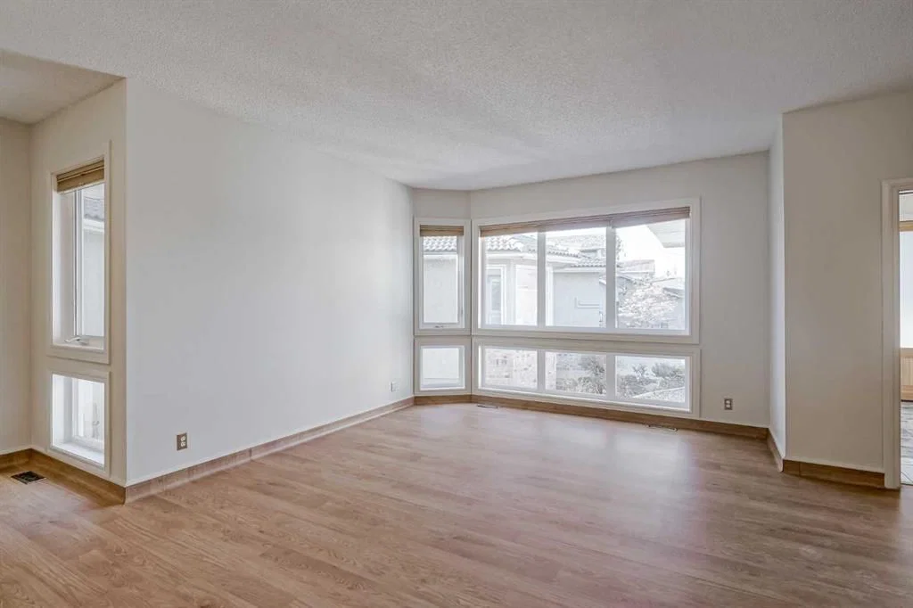 127 Canterbury Court SW, Calgary — photo 5 of 50