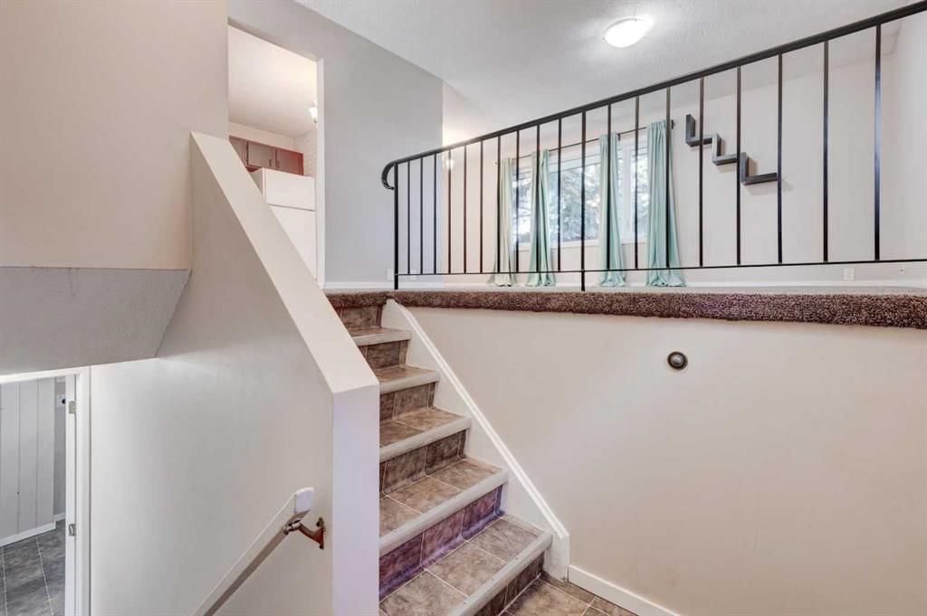 43 Midridge Gardens SE, Calgary — photo 2 of 40