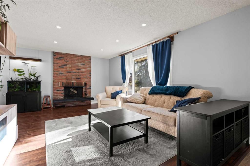2628 106 Avenue SW, Calgary — photo 3 of 45